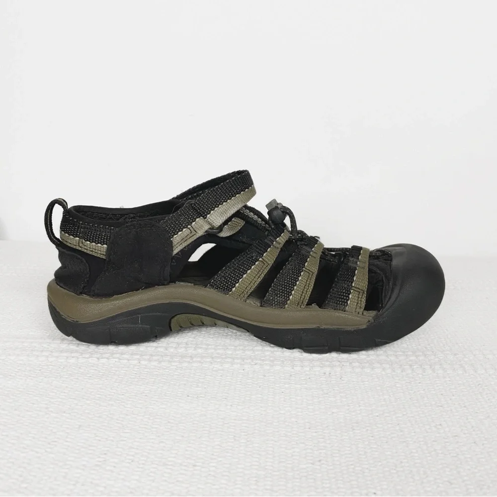 KEEN Newport Closed Toe Hiking Sandals Kids size 3